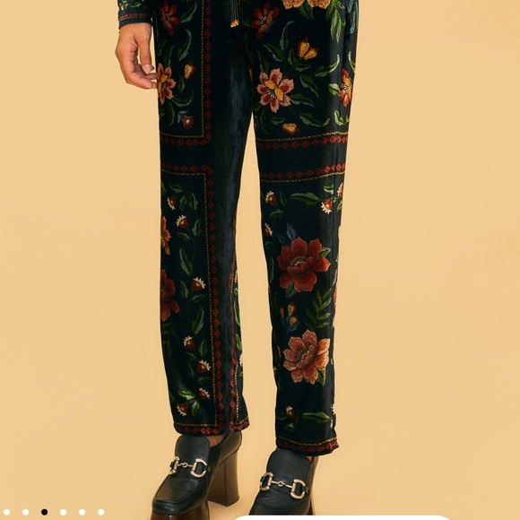 Farm Rio 🌺 Black Macaws Garden Pants - Picture 7 of 10